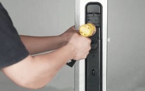 Kiểm tra và vặn chặt hệ thống ốc vít