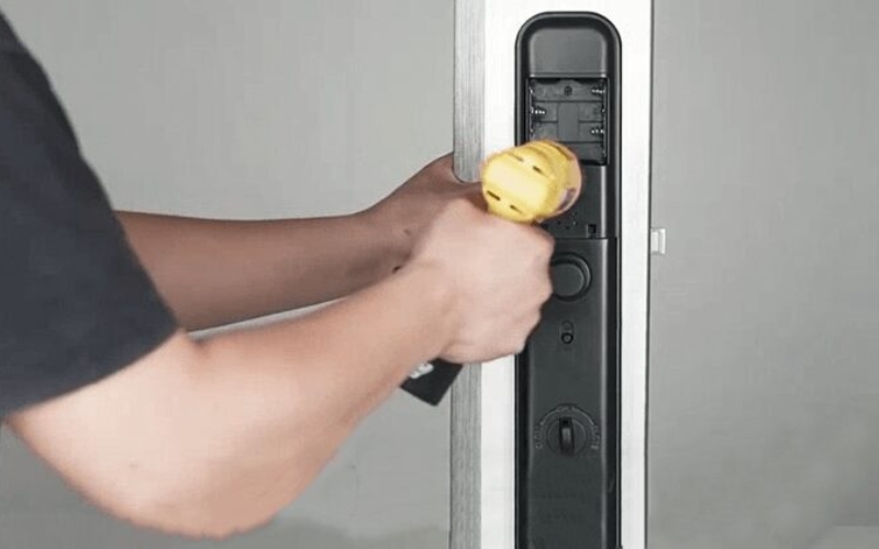 Kiểm tra và vặn chặt hệ thống ốc vít