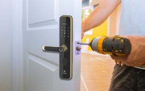 lưu ý quan trọng khi vệ sinh và bảo dưỡng khóa điện tử