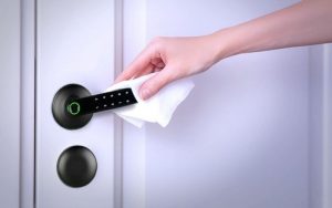 Vệ sinh bề mặt và các khe khóa